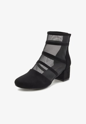 Schwarze Knöchelstiefel aus einer Kombination von Wildleder und Netzmaterial, mit breiten Netzstreifen und einem niedrigen Blockabsatz. Die Zehenpartie ist spitz.