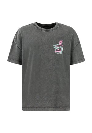 Oversized T-shirt in houtskoolgrijs met ronde hals, korte mouwen en een klein kleurrijk logo van een surfer en een palmboom op de linkerborst.