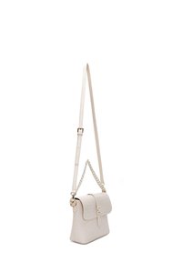 Borsa a tracolla beige intrecciata con chiusura a pattina, dotata di una catena e una tracolla in pelle rimovibili. Forma strutturata con texture delicata e finitura morbida.