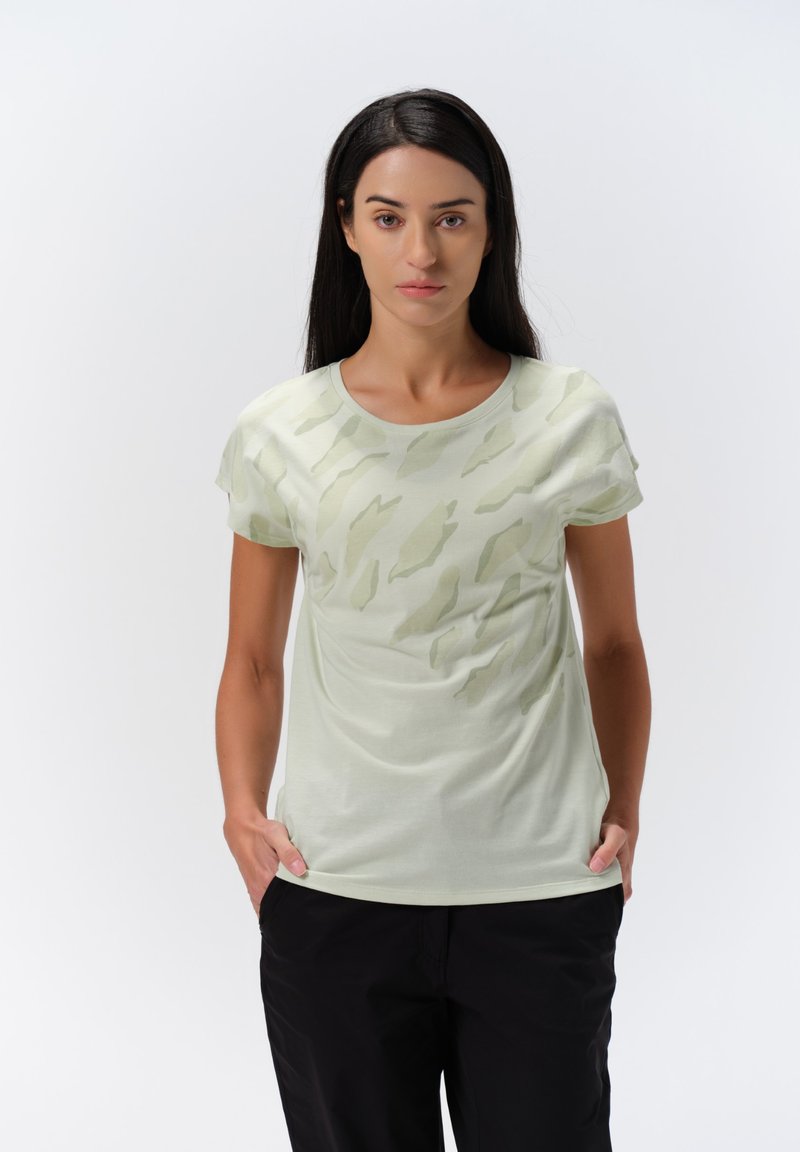 Camiseta verde claro con un sutil patrón abstracto, de mangas cortas y cuello redondo; tejido suave con una textura lisa.