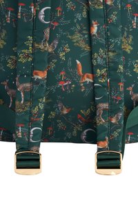 Zeleni ruksak s šarenim dizajnom životinja i biljaka, uključujući jelene, lisice i gljive; završen zlatnim metalnim detaljima.