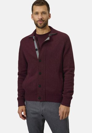 Burgunderfarbener Cardigan mit geripptem Saum, stricktexturiertem Material, grauem Kragen und schwarzen Knöpfen. Entworfen mit zwei Seitentaschen.