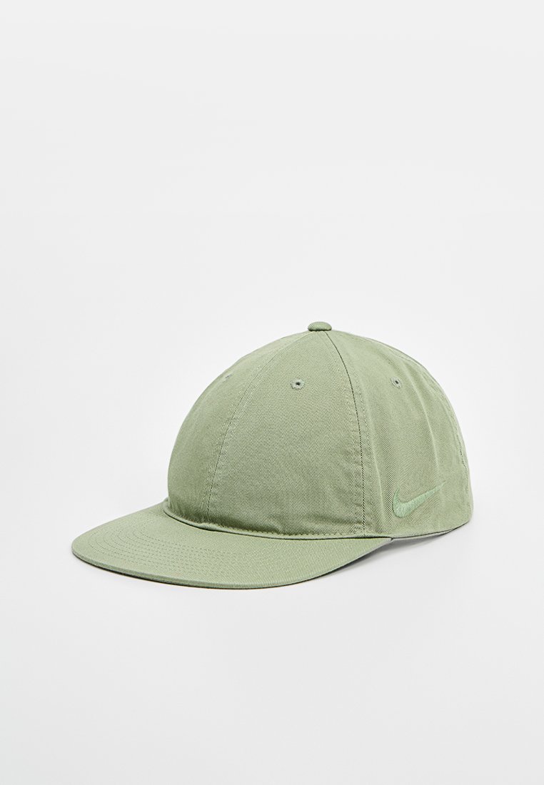 Gorra de algodón verde con visera curva, seis paneles, ojales de ventilación y un logo de Nike en un tono verde más claro en la parte frontal.