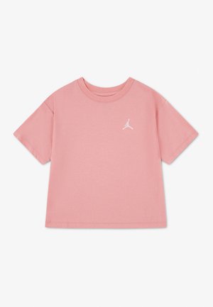 Rosa t-skjorte med korte ermer, rund hals og liten hvit Jumpman-logo på øvre venstre bryst.
