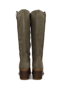 Bottes en daim vertes jusqu'au genou avec une finition texturée, dotées d'un talon en bois empilé et de coutures latérales.