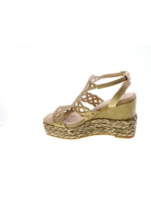 Sandalo con zeppa beige caratterizzato da una suola intrecciata in juta, una tomaia in suede testurizzato e un design di cinturini incrociati decorativi con accenti metallici.