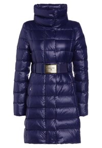 Vatteret jakke i dyb marineblå med høj krave, bælte med metallisk logo og quiltet mønster. Glat, blank tekstur med to sidelommer.