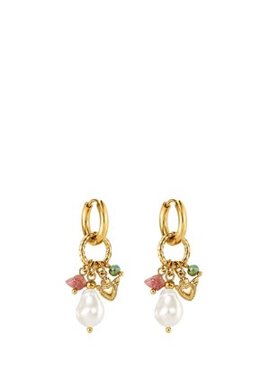 Goldene Creolen mit kleinem verdrehten Ring, rosa und grünen Perlen, goldenen Herzanhängern und großen weißen tropfenförmigen Perlen, die an jedem hängen.