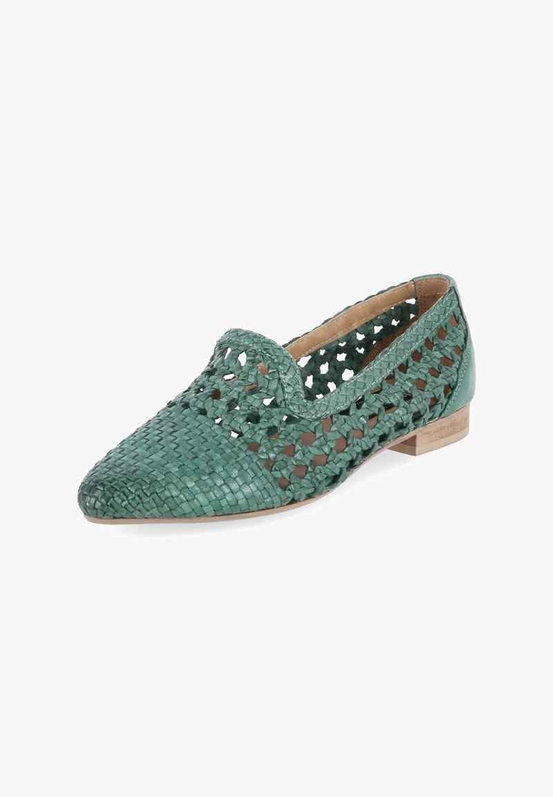 Chaussure plate en cuir tressé vert avec bout pointu, côtés à treillis ouverts et talon bas en bois.