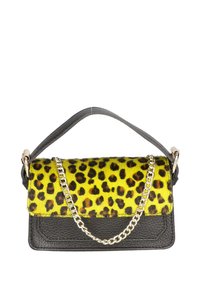 Borsa a tracolla con stampa leopardata, dotata di un top in pelliccia sintetica gialla e base in pelle nera, con una tracolla in catena argentata e texture a contrasto.