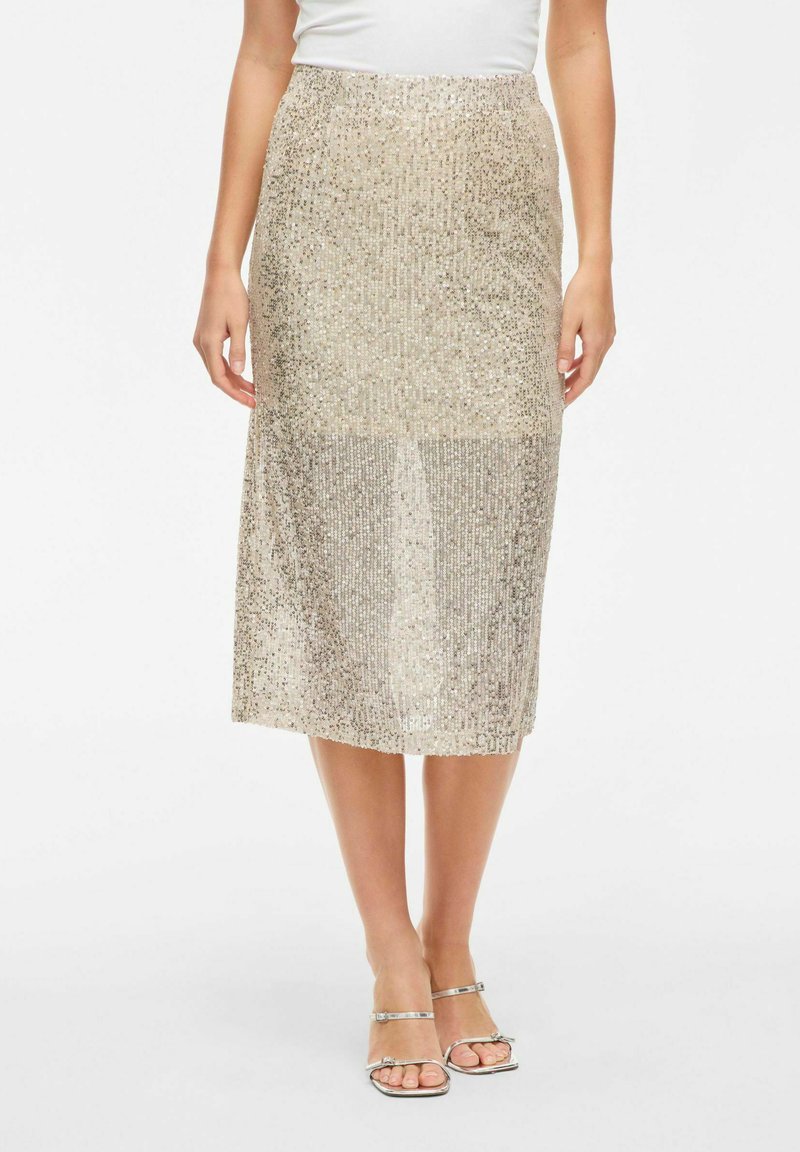 Sprankelende gouden paillett midi rok met een rechte snit en elastische tailleband, gecombineerd met metalen hoge hakken.