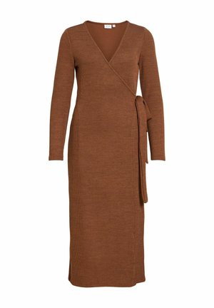 Brązowa, dzianinowa sukienka kopertowa z długim rękawem, z prążkowanego materiału, z dekoltem w serek i wiązaniem po boku. Posiada prostą sylwetkę i długość do połowy łydki.