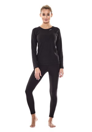 Zwarte sporttop met lange mouwen en een ronde halslijn, gecombineerd met zwarte, strakke leggings. Soepele textuur, minimalistisch ontwerp.