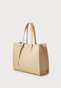 Beige leren tote bag met twee lange handvatten, rechthoekige vorm, gladde textuur en een veilige sluiting aan de zijkant.