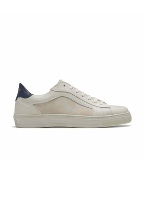 Baskets basses blanc cassé avec panneau latéral en daim beige, lacets sur l’avant, et languette de talon bleu foncé sur une semelle en caoutchouc plate.
