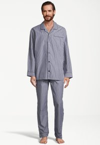 Herrliches, blau-weiß gestreiftes Pyjama-Set, bestehend aus einem knöpfbaren Hemd mit Brusttasche und passenden elastischen Hosen. Weicher Stoff.