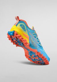 Běžecká obuv na trail v modré, žluté a korálové barvě. Lehký síťovaný svršek, texturovaná podešev s profilem a reflexní prvky pro vyšší viditelnost.