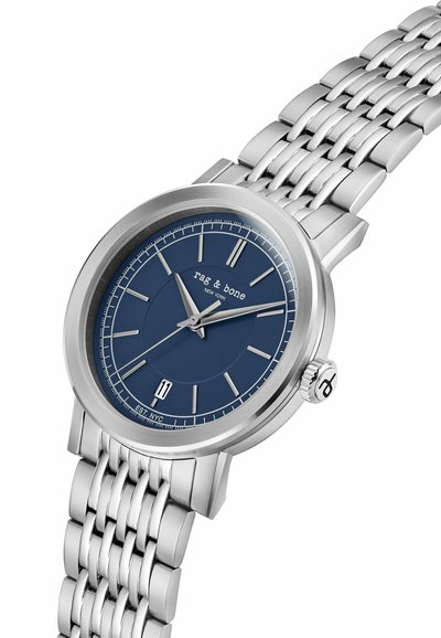 Montre-bracelet en métal argenté avec cadran bleu, index argentés, trois aiguilles, fenêtre de date affichant le 11, et bracelet à maillons.