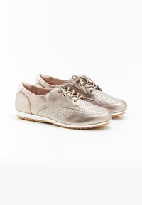 Scarpe in oro metallico con un design intrecciato testurizzato, dotate di chiusura con lacci e sottili accenti bianchi sul tallone. Suola in gomma piatta.