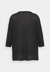 Svart, løstsittende topp med trekvartlange ermer, laget av lett stoff. Enkel, understated design med en avslappet silhuett.
