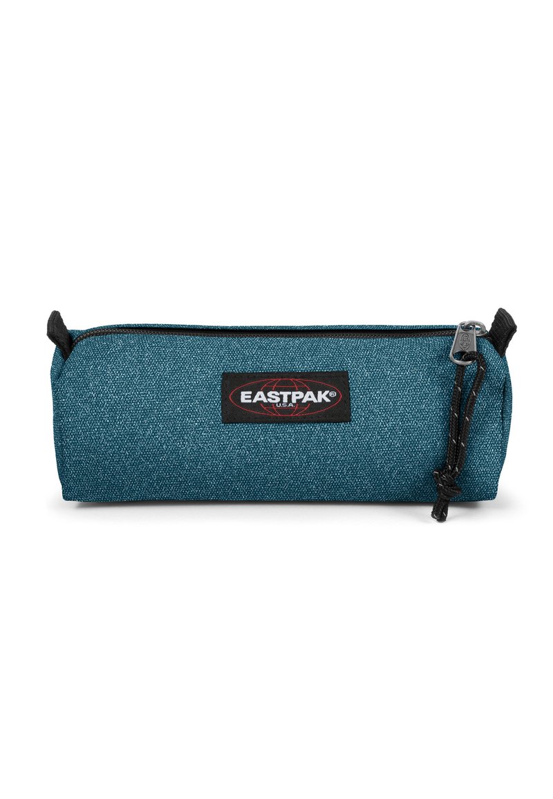 Teal etui gemaakt van textuurstof met een zwarte rits, featuring een opvallend rood en zwart Eastpak logo op de voorkant.