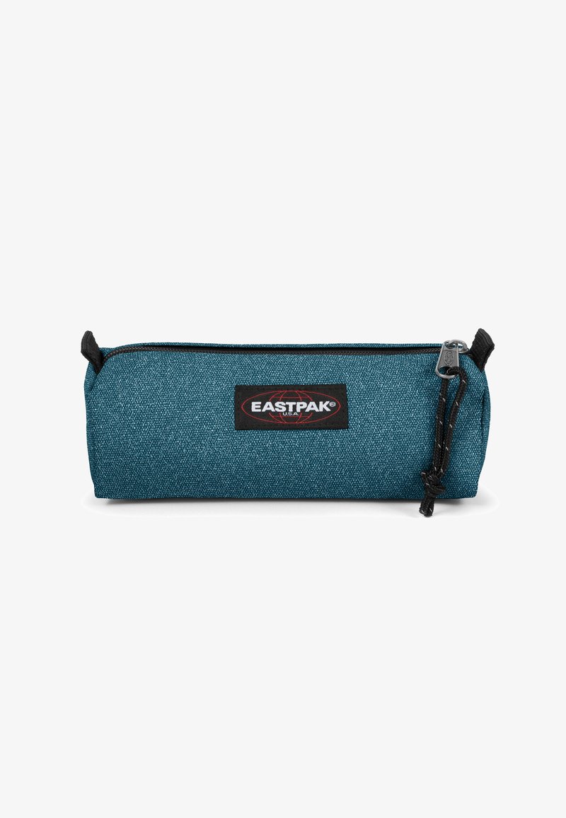 Teal etui gemaakt van textuurstof met een zwarte rits, featuring een opvallend rood en zwart Eastpak logo op de voorkant.