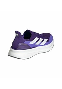 Lila gestrickter Sneaker-Oberteil mit weißem Drei-Streifen-Design, lila Fersenelement und einer dicken weißen Zwischensohle. Strukturierter Stoff und flexible Sohle.