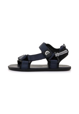 Sandalia ajustable para exteriores en negro y azul marino con cierres de correa y suela acolchada, diseñada para uso casual.