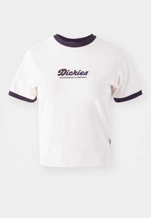 Camisa branca com gola e mangas caneladas em azul marinho escuro. Apresenta um grande logótipo em texto gráfico em azul marinho, "Dickies WORKWEAR COMPANY."