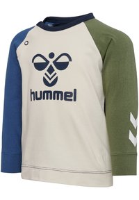 Langarmshirt in Beige mit marineblauen und grünen Raglanärmeln. Verfügt über ein auffälliges blaues Logo und weiße Chevron-Akzente an den Ärmeln.