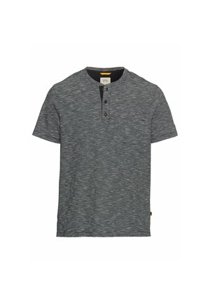 Korte mouwen, ronde hals t-shirt in donkerblauw met grijze strepen. Beschikt over een knoopsluiting met drie knopen en een zak op de linkerborst. Zachte stof.