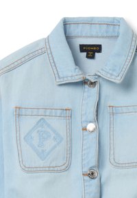 Lichtblauwe denimjas met een kraag, voorzien van zilveren knopen en twee opgestikte zakken. Opvallende ruitvormige borduursel op de linkse zak.