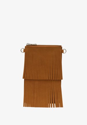 Brun faux suede taske med frynser, en lynlåslukning og metalhardware. Har et lagdelt design med en glat tekstur.