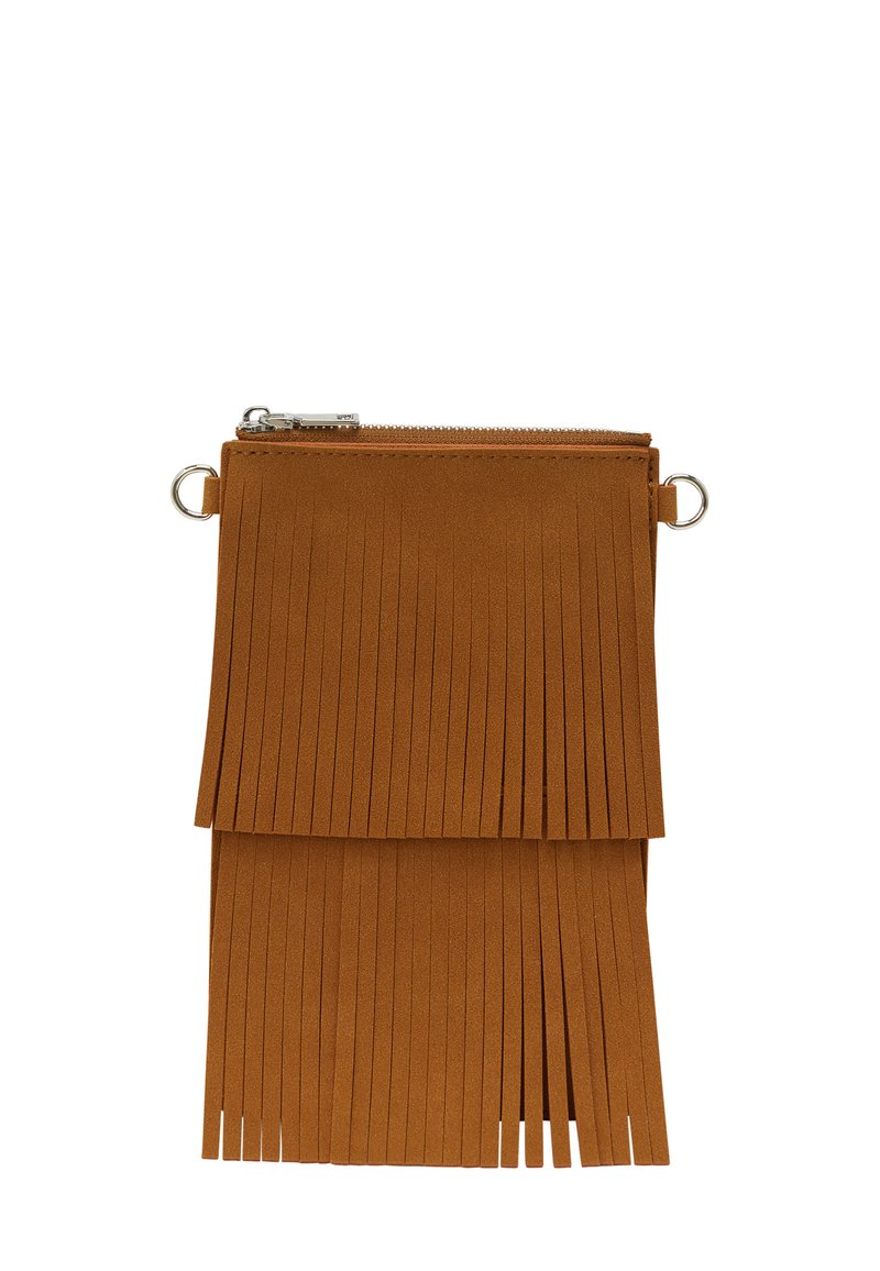 Brun faux suede taske med frynser, en lynlåslukning og metalhardware. Har et lagdelt design med en glat tekstur.
