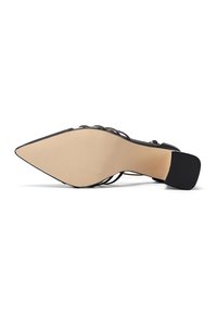Scarpa con tacco a stiletto nero che presenta una punta affusolata, una tomaia in pelle verniciata liscia con cinture sottili e una suola beige testurizzata.