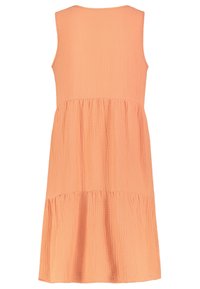 Ärmelloses Kleid aus weichem Pfirsichstoff mit einer strukturierten Oberfläche, das einen ausgestellten Rock und einen gerafften Mittelteil für zusätzliches Volumen aufweist.