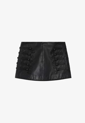 Musta nahkainen minihame, jossa symmetriset koristeelliset lenkit ja napit etureunoilla, sileä pinta, suora helma.