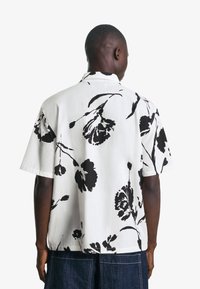 Bershka SHORT SLEEVE RUSTIC PRINT - Ing - beige