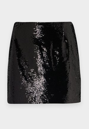 Crna mini suknja od šljokica s prilagođenim dizajnom, visokim strukom i sjajnom teksturom, sa reflektirajućim detaljima na površini i elegantnom siluetom.