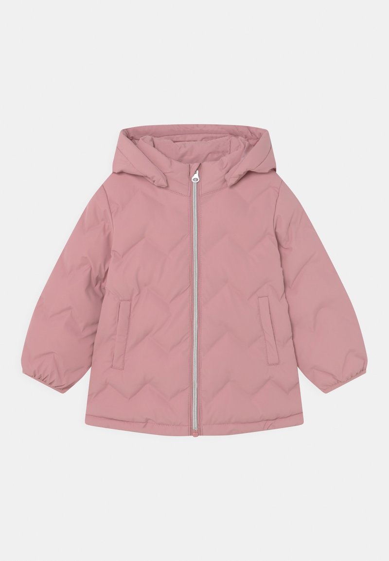 Veste matelassée rose avec capuche, dotée d'une fermeture éclair à l'avant, de poignets élastiques et de deux poches latérales. Texture lisse et design léger.