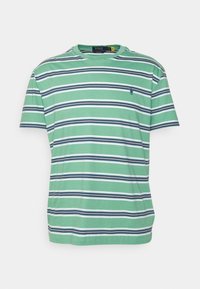 Zielona koszulka w paski z granatowymi i białymi poziomymi paskami, okrągłym dekoltem, krótkimi rękawami i małym haftowanym logotypem na piersi.