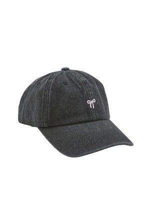 Gorra de béisbol de denim negro con visera curva y pequeño detalle bordado en forma de lazo blanco en el panel frontal izquierdo.
