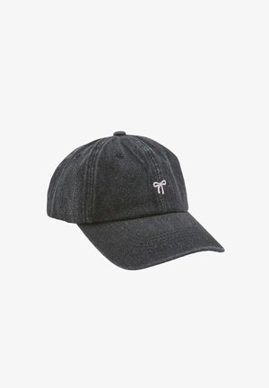 Gorra de béisbol de denim negro con visera curva y pequeño detalle bordado en forma de lazo blanco en el panel frontal izquierdo.