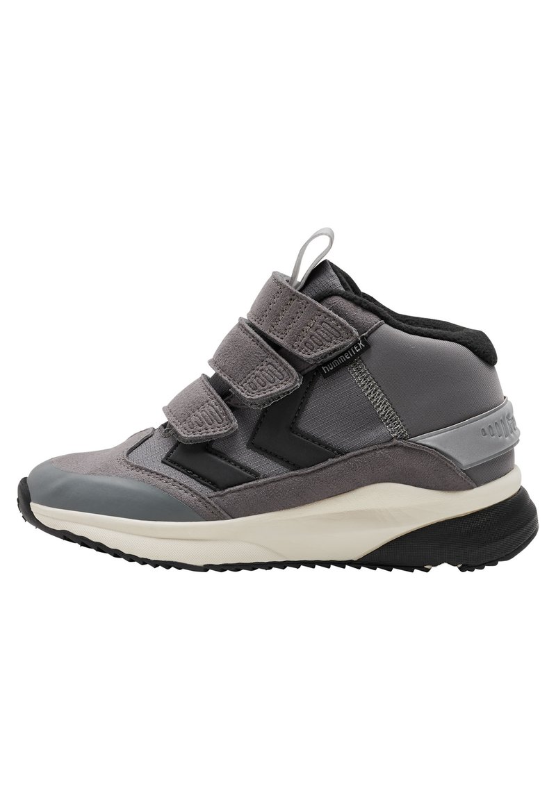 Szare buty sportowe o wysokiej cholewce, z trzema paskami na rzep, teksturowanym materiałem, gumowym noskiem oraz kontrastującymi czarnymi akcentami.