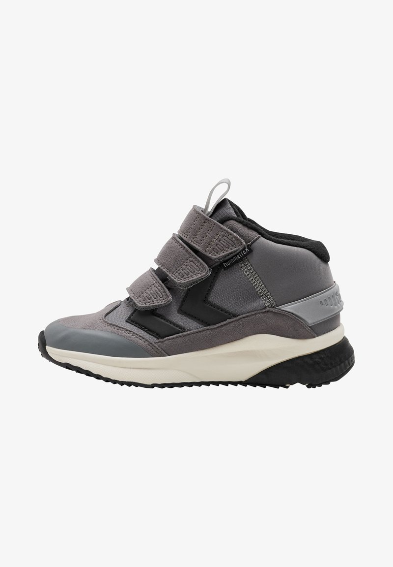 Szare buty sportowe o wysokiej cholewce, z trzema paskami na rzep, teksturowanym materiałem, gumowym noskiem oraz kontrastującymi czarnymi akcentami.