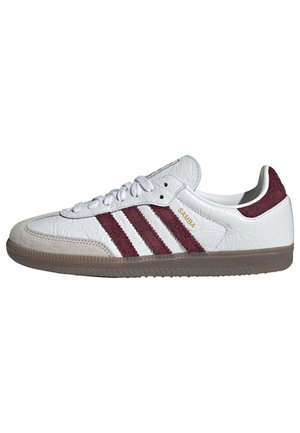 Biały sneaker Adidas Samba z bordowymi paskami, zamszowym noskiem i brązową gumową podeszwą, pokazany z profilu na białym tle.