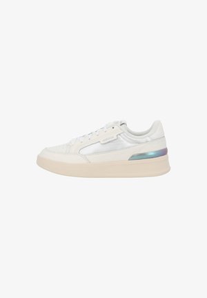 Vita lågskuren Adidas-sneaker med snörningsdesign, iriserande häl-detalj och ljusbeige sula, visad från sidan på en vit bakgrund.