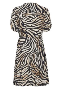 Rochie cu imprimeu animal, având un model de zebra în culori negre, bej și maro. Mâneci scurte, talie strânsă și fustă evazată.