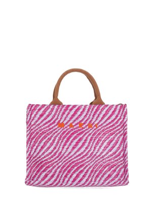 Borsa a tracolla rettangolare a righe rosa e bianche con manici marroni e logo arancione "MARNI" centrato sul davanti.