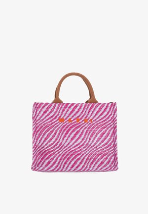 Borsa a tracolla rettangolare a righe rosa e bianche con manici marroni e logo arancione "MARNI" centrato sul davanti.